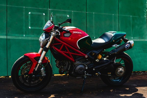 Comment remplacer et ajuster les leviers de frein et d'embrayage sur une Ducati Monster 821 ?