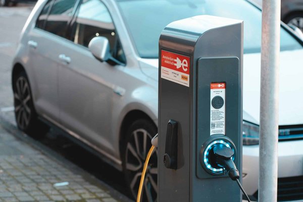 Quels sont les défis de l'intégration des systèmes de recharge rapide dans les infrastructures existantes?